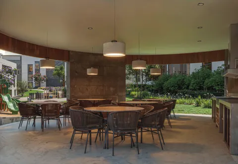 Terraza de convivencia con mesas